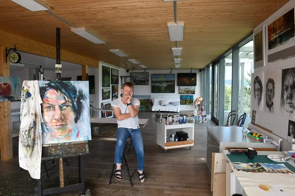 Maler Helmut Sailer in seinem Atelier in Rum